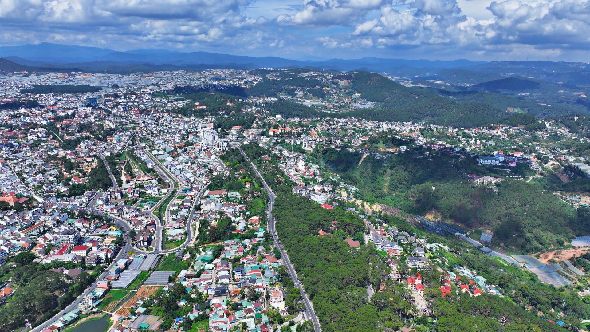 Thông qua Nghị quyết về việc sắp xếp các đơn vị hành chính cấp xã của tỉnh Lâm Đồng