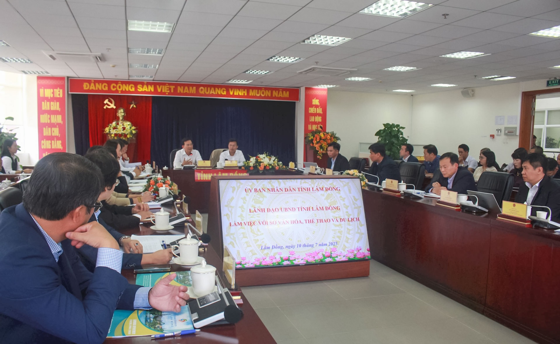 Chủ tịch UBND tỉnh Lâm Đồng Hồ Văn Mười: Huy động tổng lực phát triển kinh tế ngành văn hóa - thể thao - du lịch