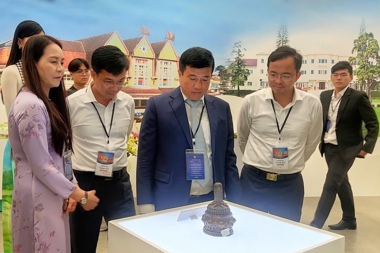 Bí thư Tỉnh ủy Y Thanh Hà Niê Kđăm tham quan không gian trưng bày Lâm Đồng - Hội tụ và Tỏa sáng