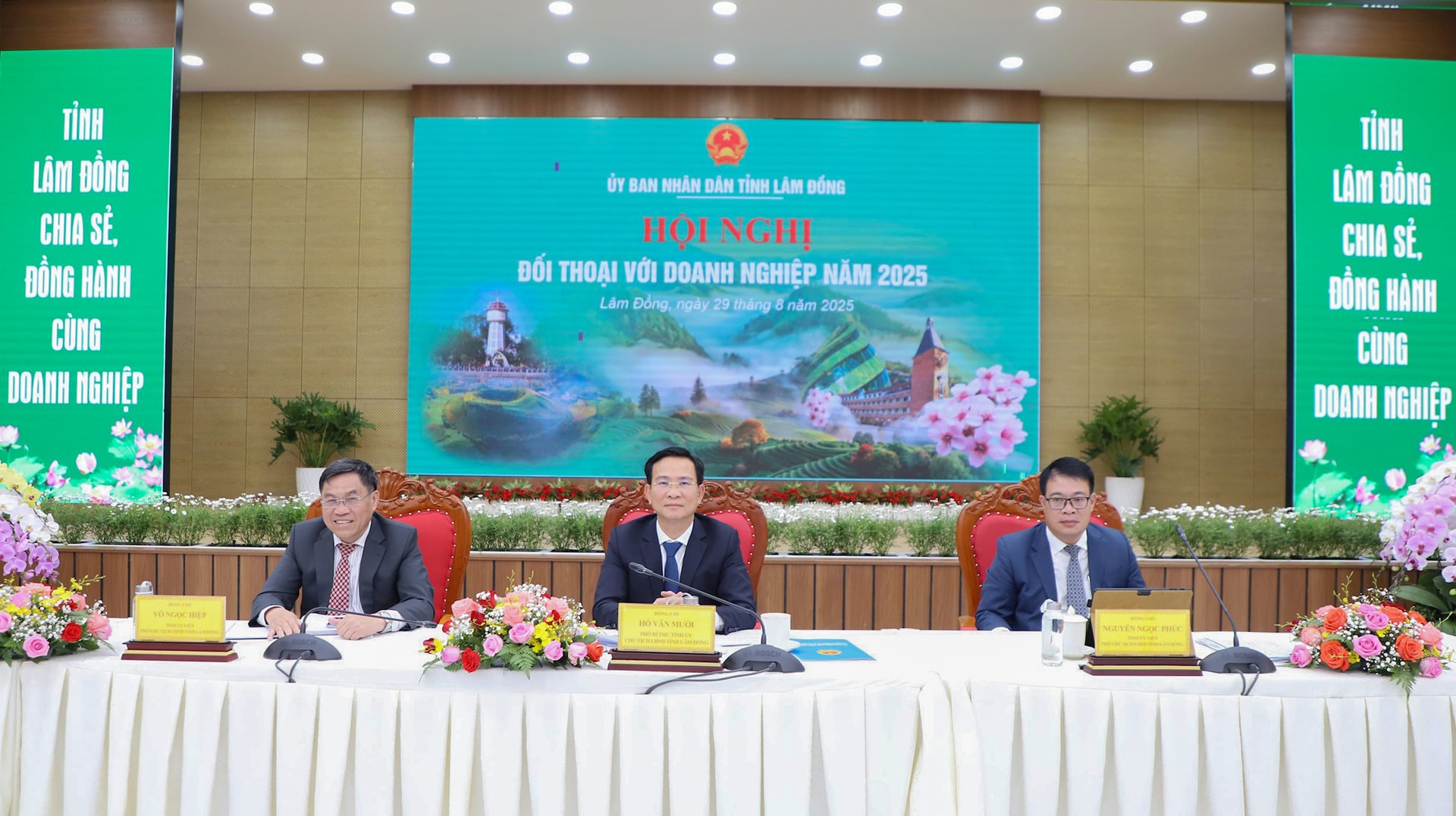 Gần 400 doanh nghiệp dự Hội nghị đối thoại tại Lâm Đồng năm 2025