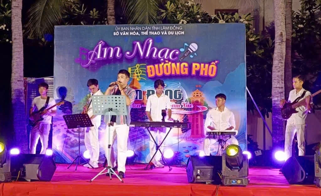 Rực rỡ sắc màu âm nhạc đường phố Mũi Né và hội chợ ẩm thực Phan Thiết