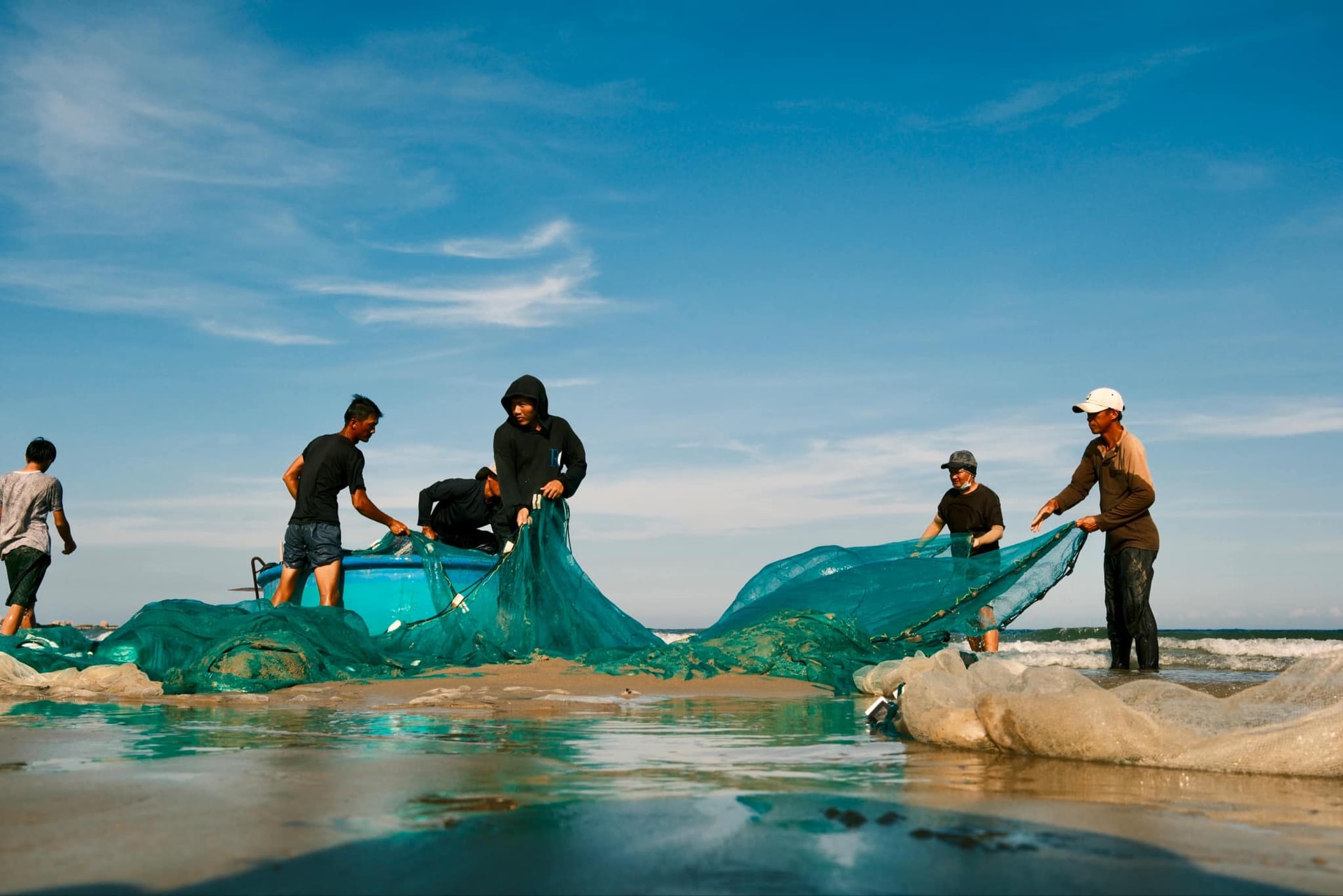 Về Lâm Đồng trải nghiệm kéo lưới rùng cùng ngư dân