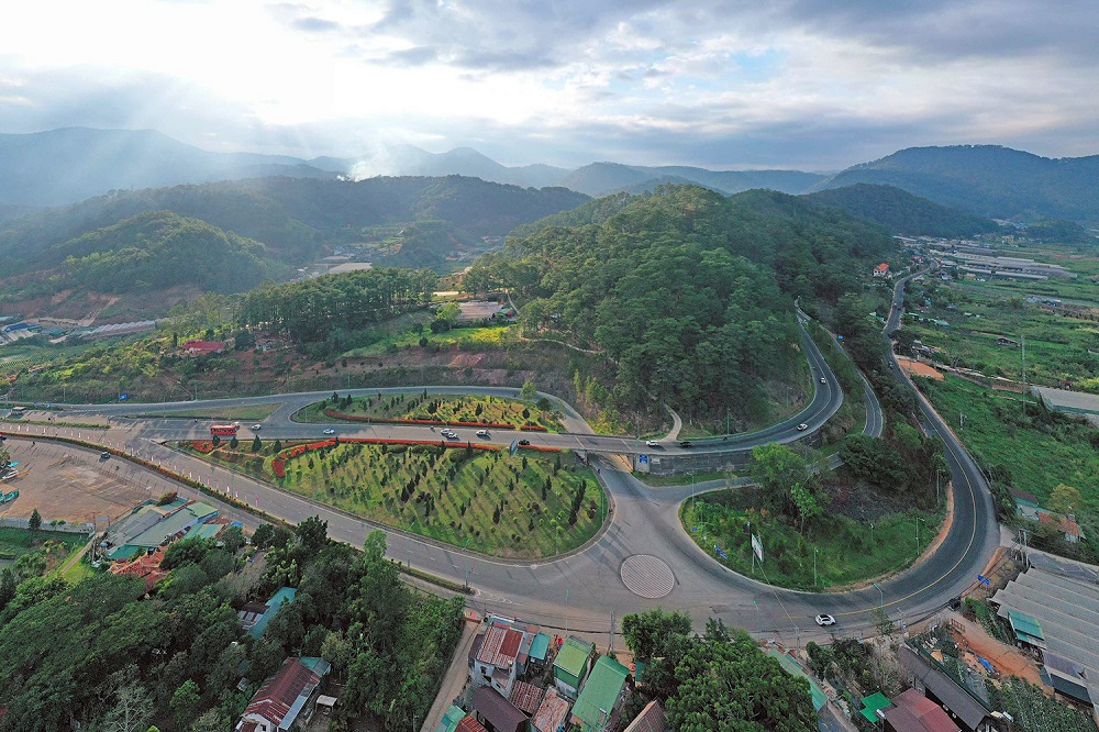 Tổ chức thi thiết kế cổng chào bằng hoa tươi tại chân đèo Prenn, phường Xuân Hương - Đà Lạt