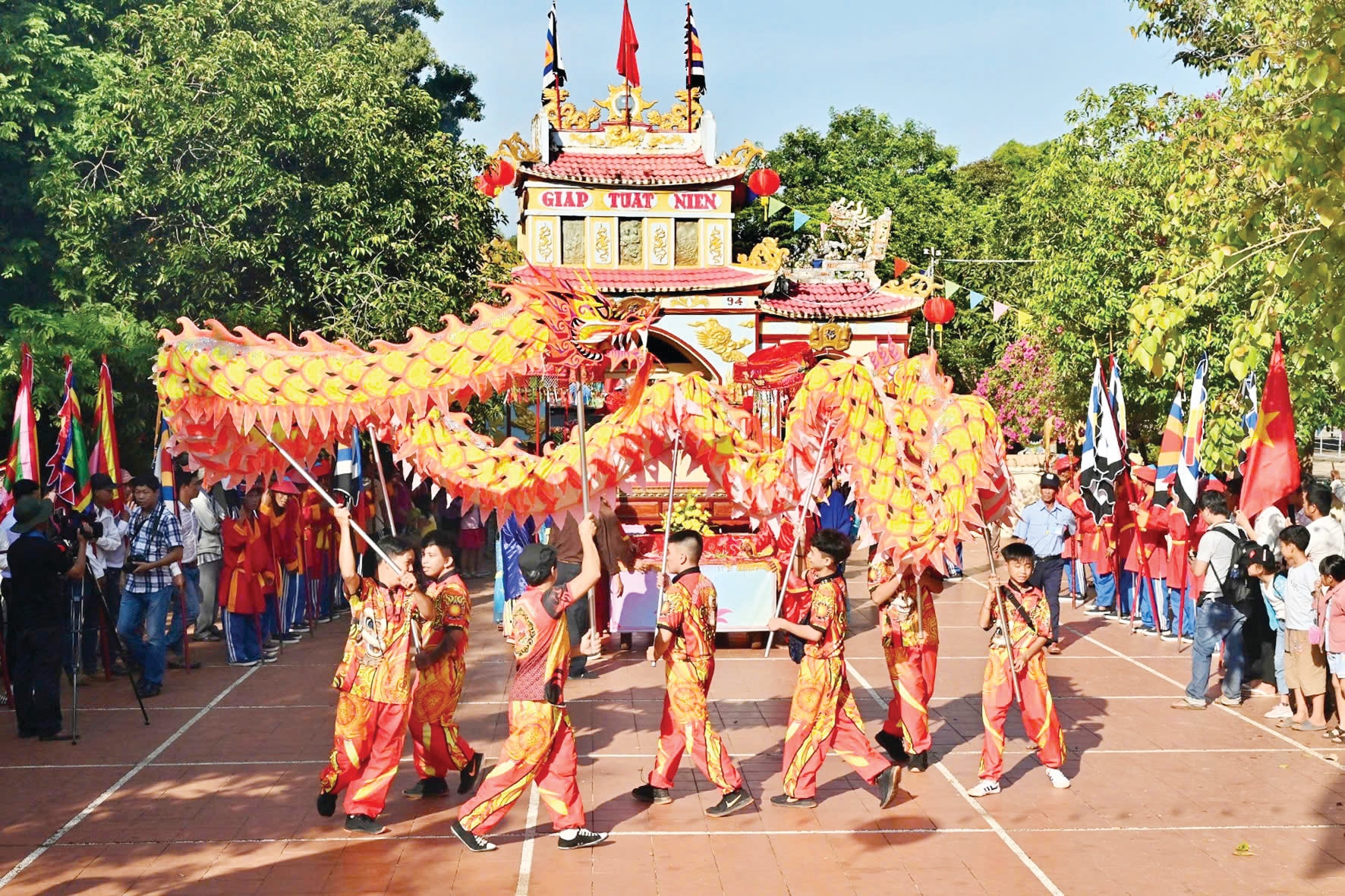 Lễ hội Dinh Thầy Thím vui hội - thưởng cảnh - cầu bình an