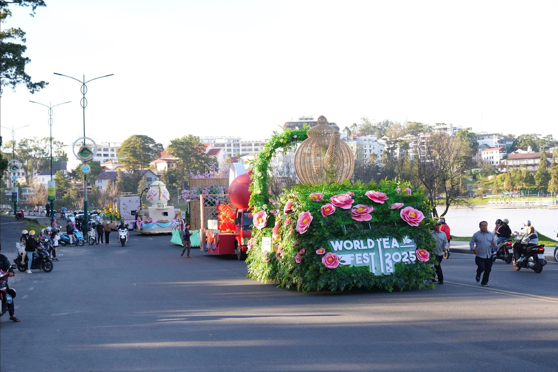 Lan tỏa sắc, hương, vị trà Việt bên hồ Xuân Hương