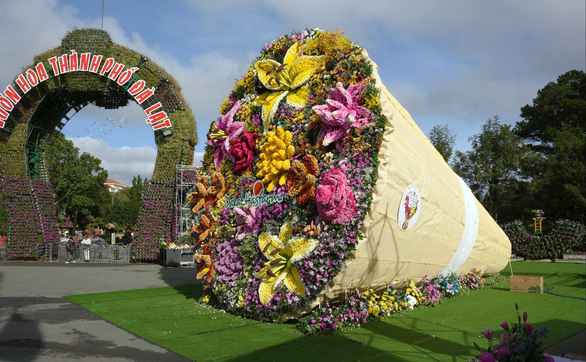 Bó hoa làm từ 108 loại hoa tươi Đà Lạt xác lập kỷ lục lớn nhất Việt Nam
