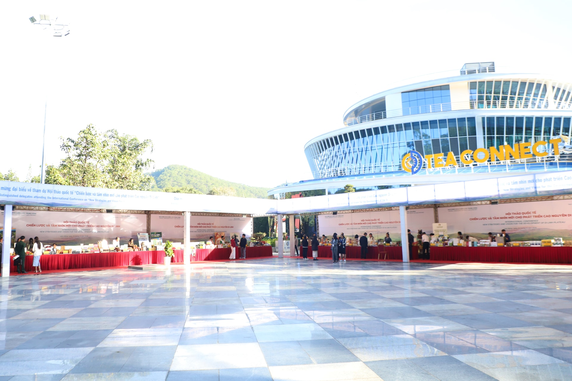 Hơn 100 mặt hàng trưng bày tại Hội thảo Quốc tế Phát triển Cao nguyên Di Linh