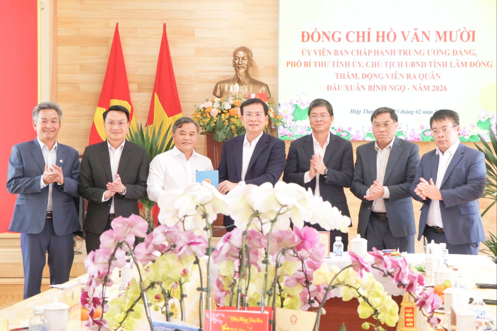 Chủ tịch UBND tỉnh Lâm Đồng Hồ Văn Mười động viên, giao nhiệm vụ cho các địa phương đầu xuân Bính Ngọ