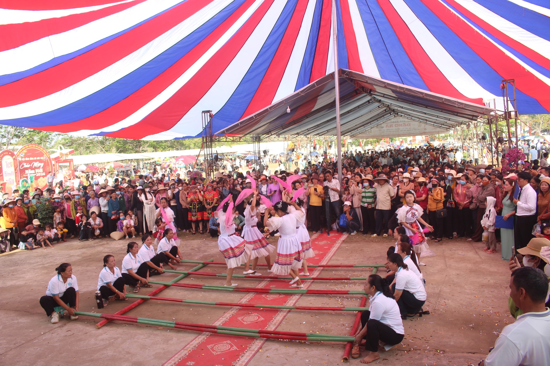 Khắp nơi tưng bừng lễ hội