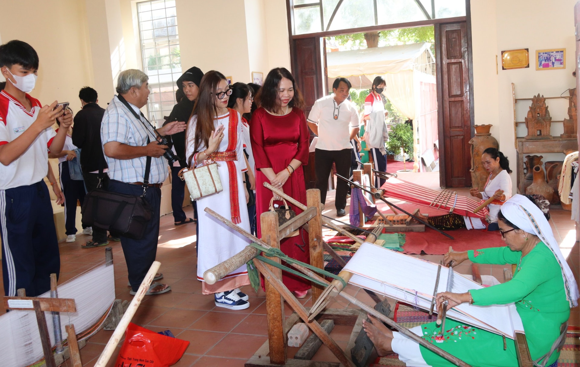 Nét văn hóa nghề dệt truyền thống của đồng bào Chăm