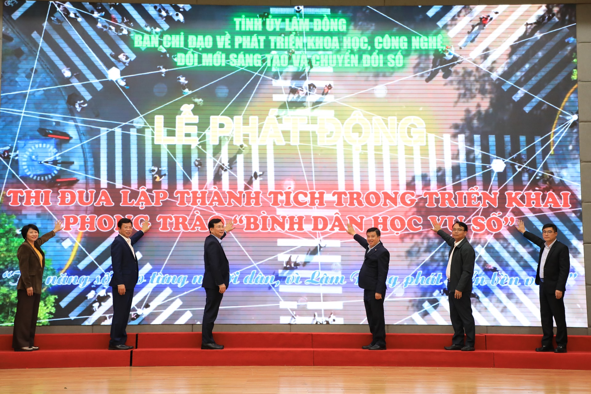 Lâm Đồng phát động thi đua thực hiện phong trào “Bình dân học vụ số”