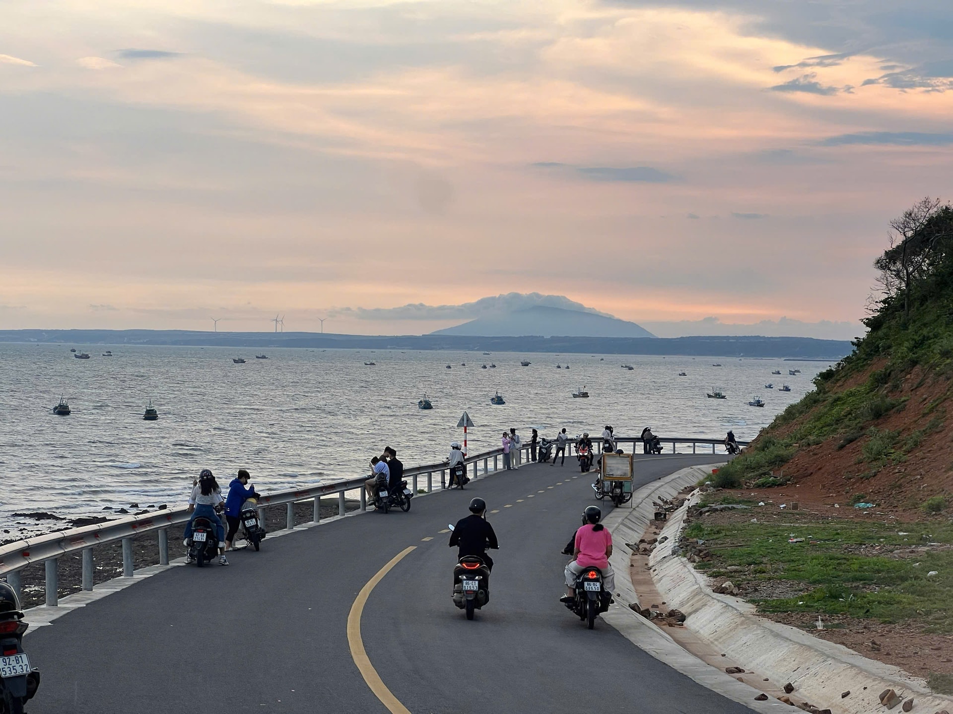 Ngắm hoàng hôn ở núi Cố