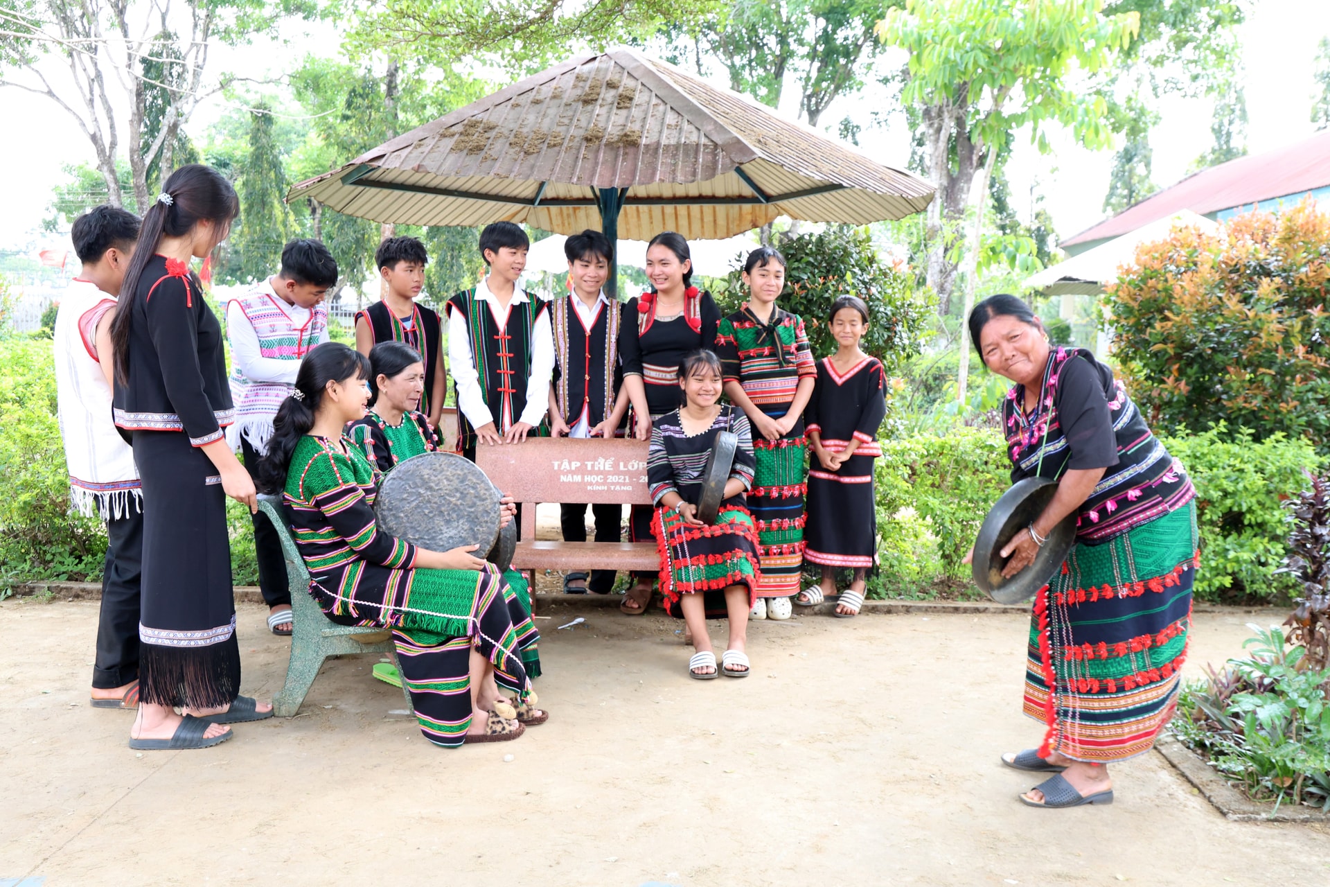 Lớp dạy chiêng “giữ lửa” văn hóa Mạ trong trường học