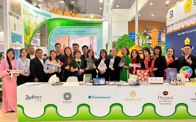 Khá đông “người mua” đến tham quan, tìm hiểu thông tin tại gian hàng Du lịch Lâm Đồng