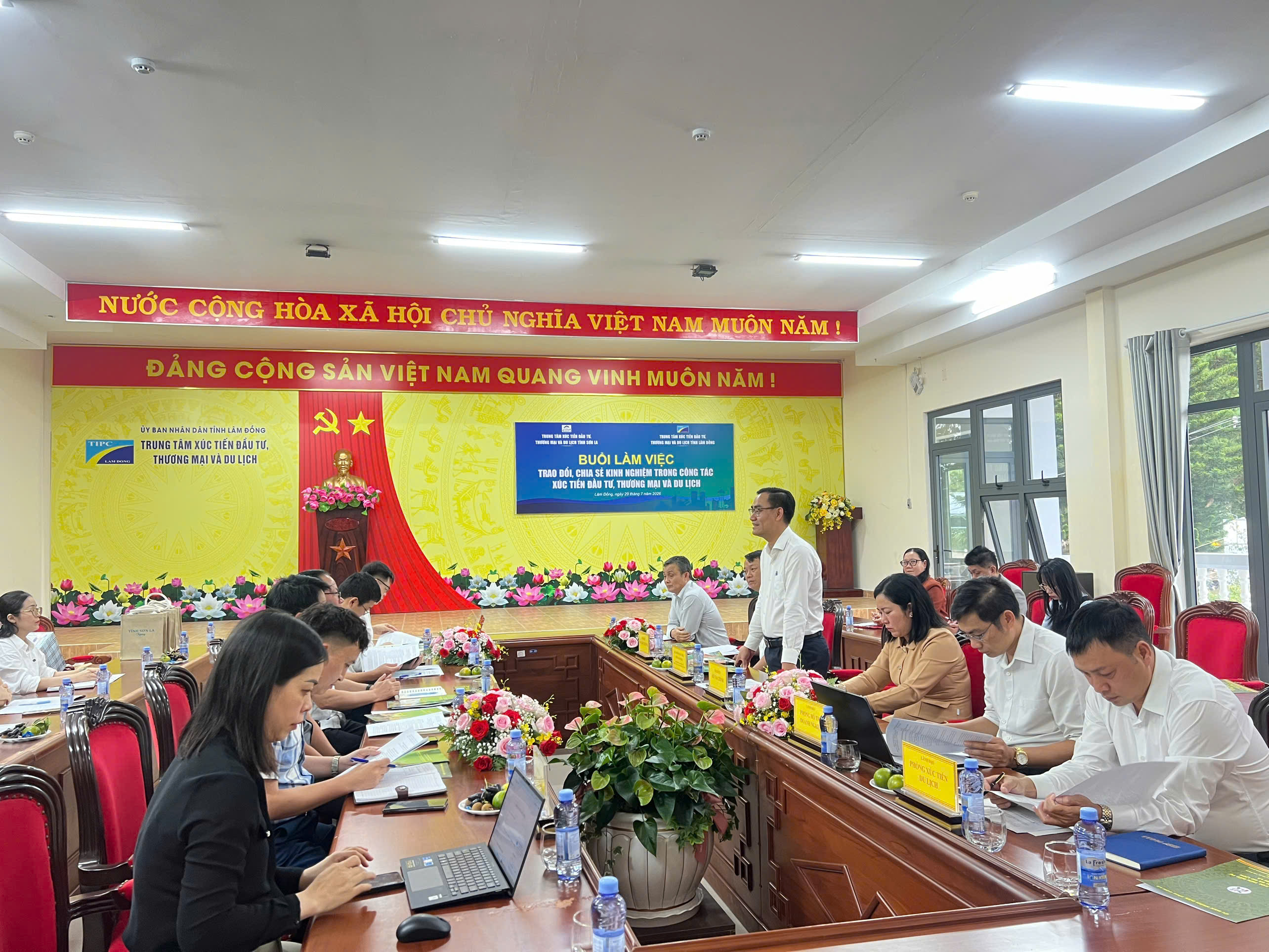 Đoàn công tác tỉnh Sơn La trao đổi kinh nghiệm về DCCI và quản lý du lịch tại Lâm Đồng
