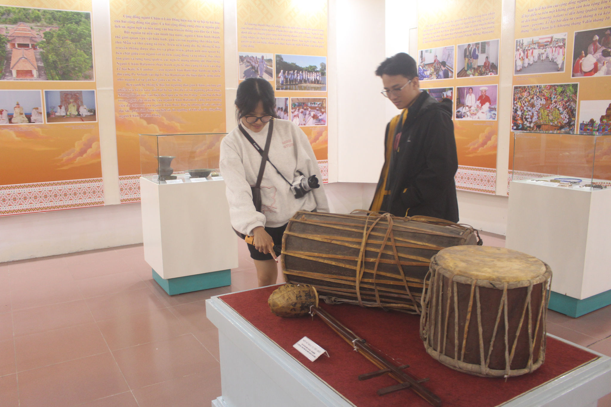 Triển lãm “Sắc màu Di sản văn hóa Chăm”
